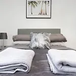 Exquisite Stays, Modern Apartment In City Centre