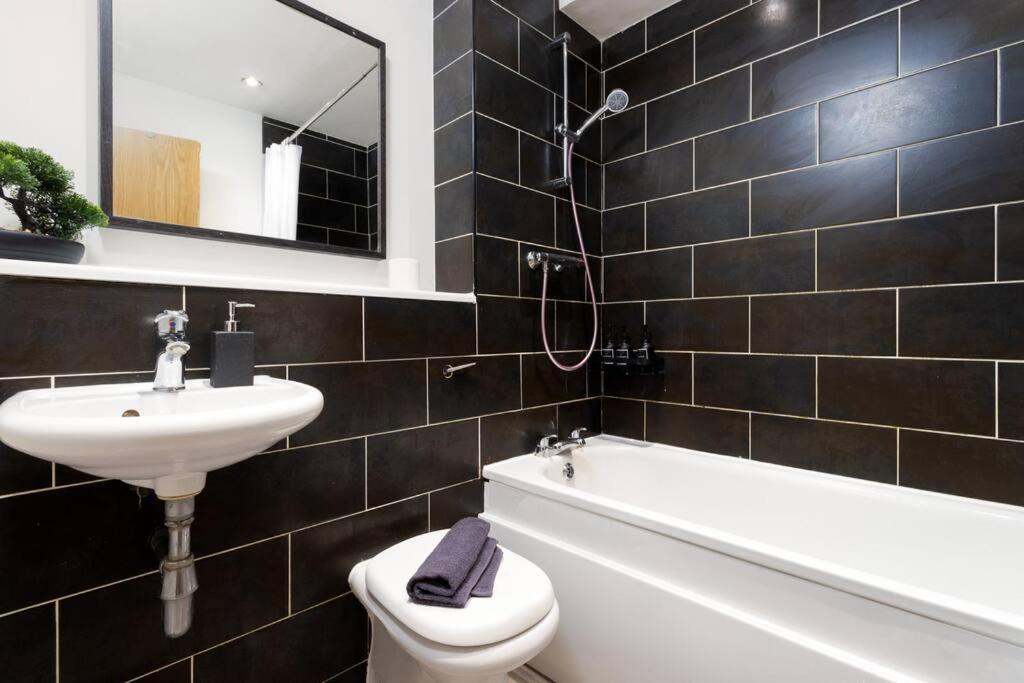 Exquisite Stays, Modern In City Centre Apartment *